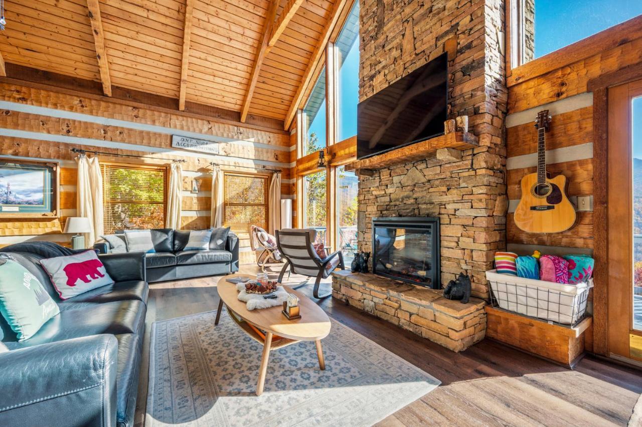 Barenberg Cabin: Panoramic Smoky Mountain Retreat with Dual Suites Gatlinburg Exterior photo