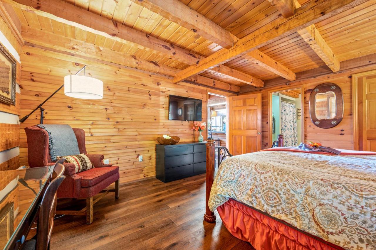 Barenberg Cabin: Panoramic Smoky Mountain Retreat with Dual Suites Gatlinburg Exterior photo